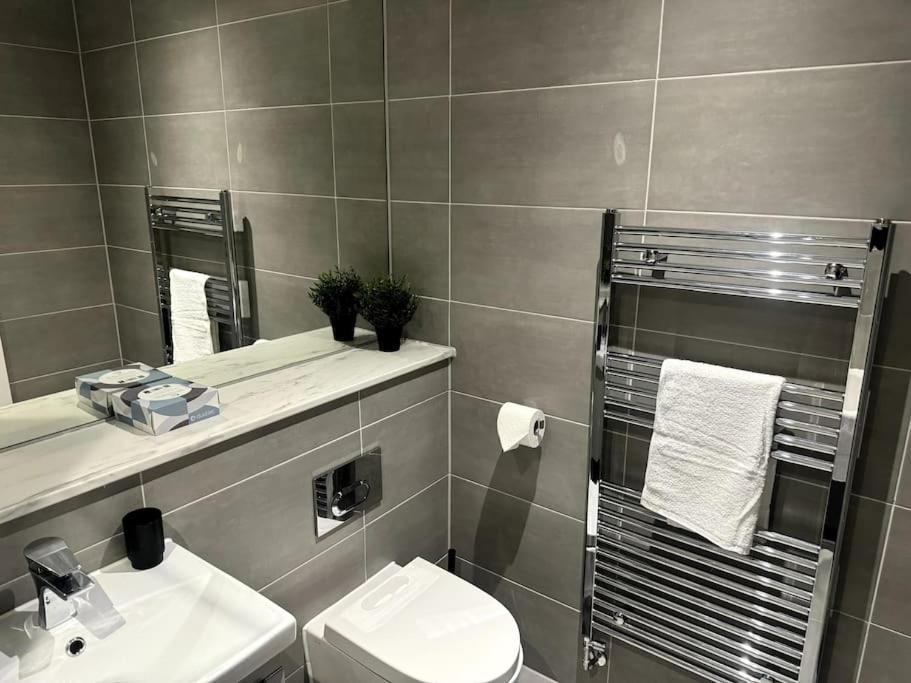 Luxury Oaks Suite, Free Private Parking, 2 Bed 2 Bathroom Apartment, Central Solihull เบอร์มิงแฮม ภายนอก รูปภาพ