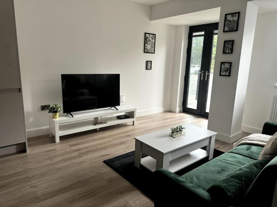 Luxury Oaks Suite, Free Private Parking, 2 Bed 2 Bathroom Apartment, Central Solihull เบอร์มิงแฮม ภายนอก รูปภาพ
