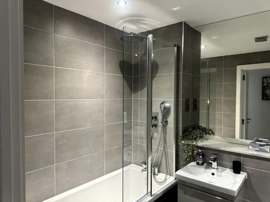 Luxury Oaks Suite, Free Private Parking, 2 Bed 2 Bathroom Apartment, Central Solihull เบอร์มิงแฮม ภายนอก รูปภาพ