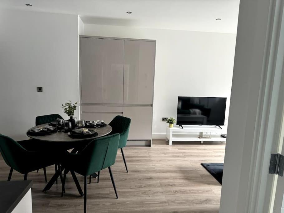 Luxury Oaks Suite, Free Private Parking, 2 Bed 2 Bathroom Apartment, Central Solihull เบอร์มิงแฮม ภายนอก รูปภาพ
