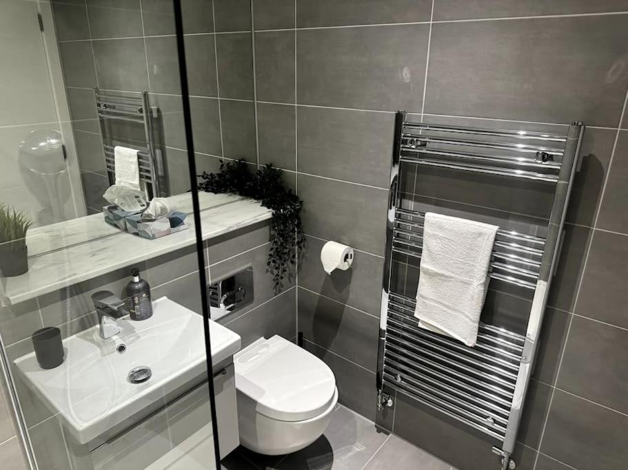 Luxury Oaks Suite, Free Private Parking, 2 Bed 2 Bathroom Apartment, Central Solihull เบอร์มิงแฮม ภายนอก รูปภาพ