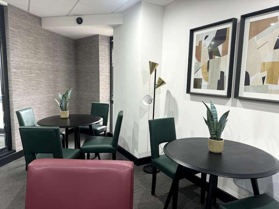 Luxury Oaks Suite, Free Private Parking, 2 Bed 2 Bathroom Apartment, Central Solihull เบอร์มิงแฮม ภายนอก รูปภาพ