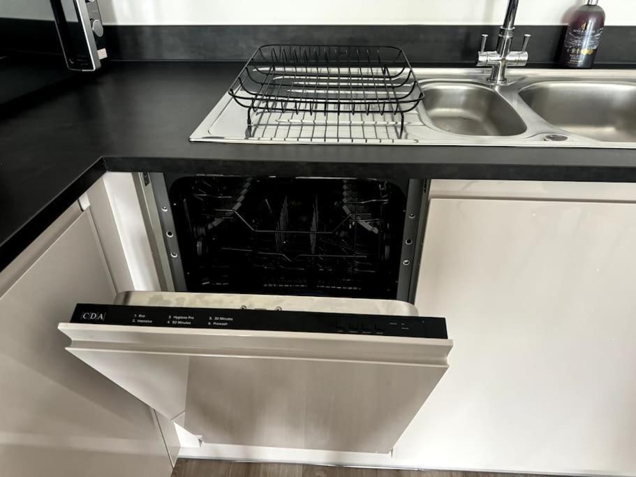 Luxury Oaks Suite, Free Private Parking, 2 Bed 2 Bathroom Apartment, Central Solihull เบอร์มิงแฮม ภายนอก รูปภาพ