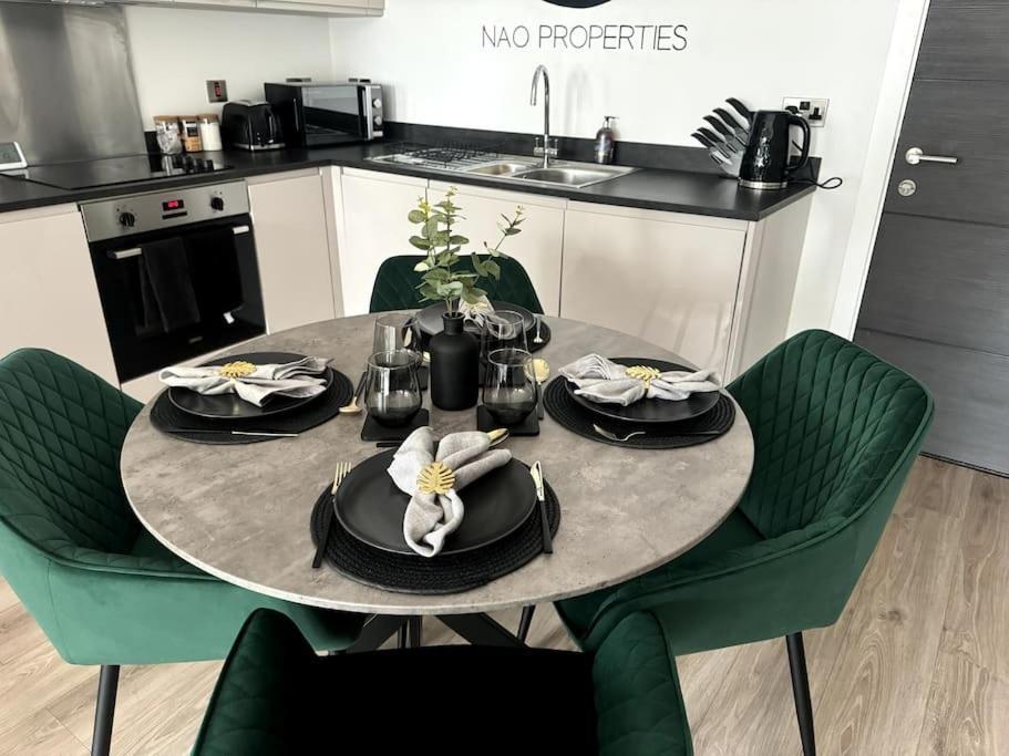 Luxury Oaks Suite, Free Private Parking, 2 Bed 2 Bathroom Apartment, Central Solihull เบอร์มิงแฮม ภายนอก รูปภาพ