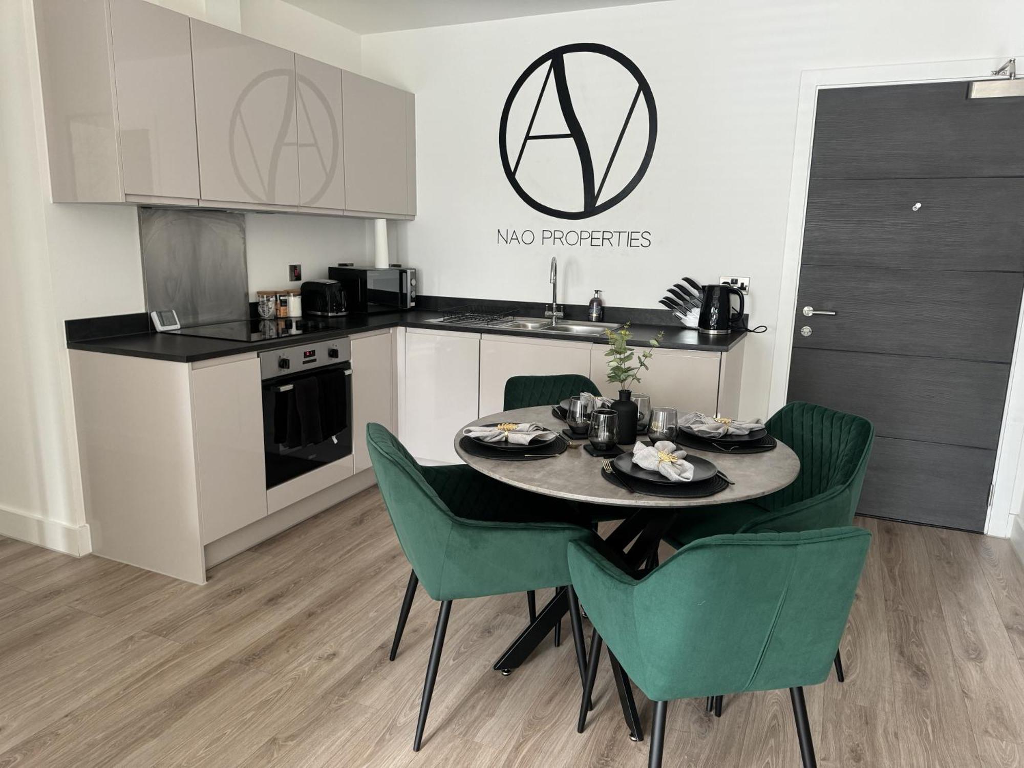 Luxury Oaks Suite, Free Private Parking, 2 Bed 2 Bathroom Apartment, Central Solihull เบอร์มิงแฮม ภายนอก รูปภาพ